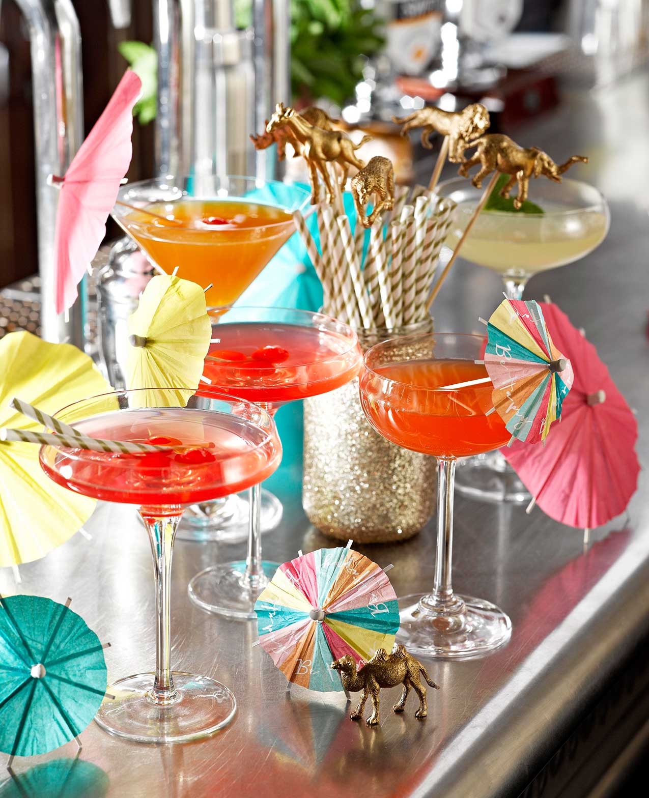 Talking-Tables---Be-Happy---Party-animals,-parasols,-straws---lifestyle---Portrait