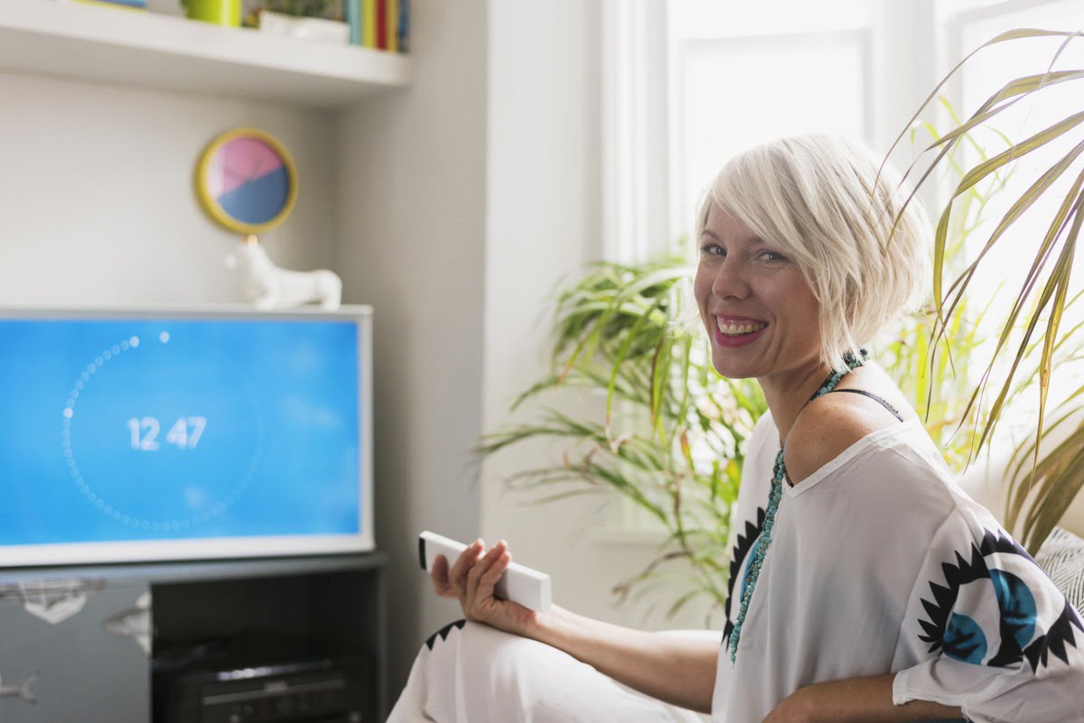 Confession Time. I'm no gadget or technology expert. This hasn't stopped me wanting to review the Samsung Serif TV. When I find a piece of kit that makes my life run smoother (and fancier) I'm all over it. I wanted to cut through all the jargon, and give you my low-down on the looks, tech and spec on this innovative TV. Confession Time. I'm no gadget or technology expert. This hasn't stopped me wanting to review the Samsung Serif TV. When I find a piece of kit that makes my life run smoother (and fancier) I'm all over it. I wanted to cut through all the jargon, and give you my low-down on the looks, tech and spec on this innovative TV.