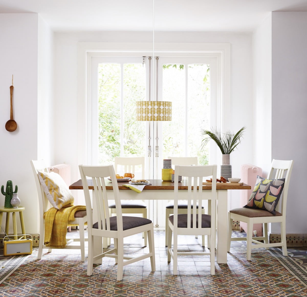 Love the look of Boho Modern which is taking over Pinterest but haven't a clue how can make it work in your own home? Ahh! Don’t sweat it! This is where I step in with my six key ideas on how you can recreate a Boho-Modern interior. We’re going to work this Boho Modern look but we’re going to a splash of practicality – all illustrated by shots from my magazine shoots. Let’s do this. Maxine Brady Stylist at WeLoveHomeBlog Bright dining room