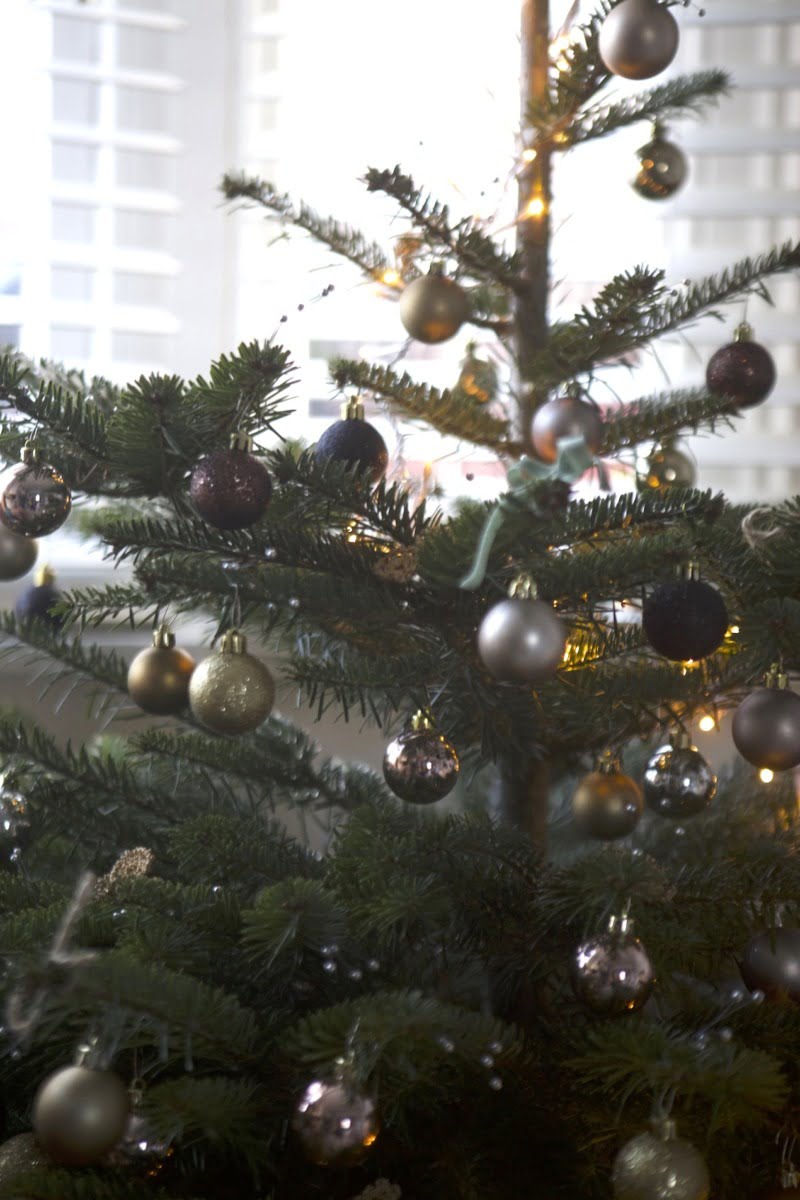 A Lazy Girl's Guide to Christmas decorating - with tricks on how to sprinkle festive touches to your home with minimal fuss and bother. It's Chriiiiiiiistmas! By interior stylist + Blogger Maxine Brady from WeLoveHome