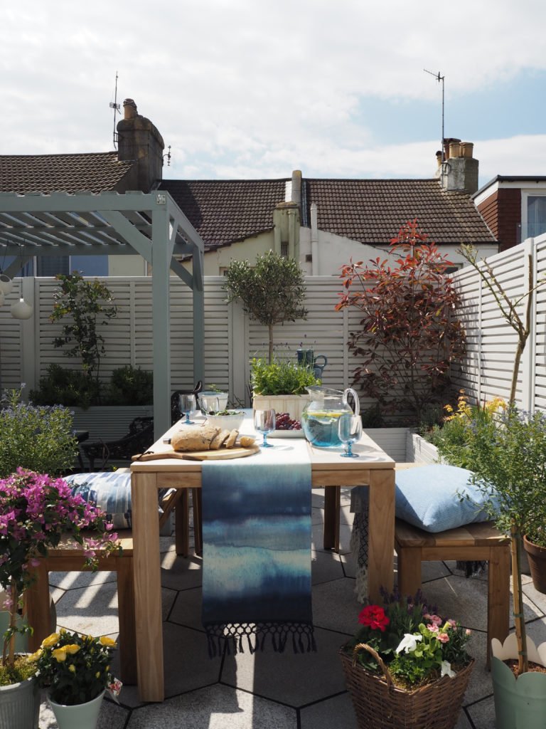 Interior Stylist Maxine Brady shows you how to decorate your table for dining al fresco so you can entertain outside all summer long.