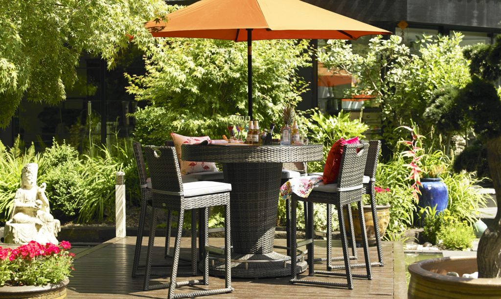 Откройте для себя лучшую уличную мебель для вашего небольшого сада, патио или открытого городского пространства, подобранную стилистом интерьера Максин Брэди