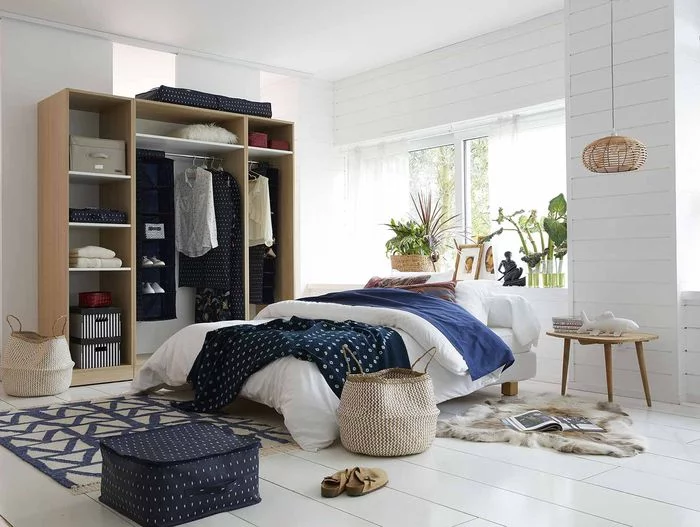 Узнайте, как справиться с беспорядком в вашей спальне с помощью этих 6 стильных решений для хранения спальни для вашего дома от стилиста интерьера Максин Брэди. Голубая спальня с множеством хитроумных идей для хранения вещей и выкрашенными в белый цвет половицами.