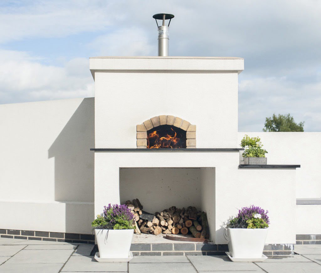 Looking for advice on buying outdoor ovens? Then read this detailed buyer's guide by interior stylist & blogger Maxine Brady from We Love Home with Gozney.