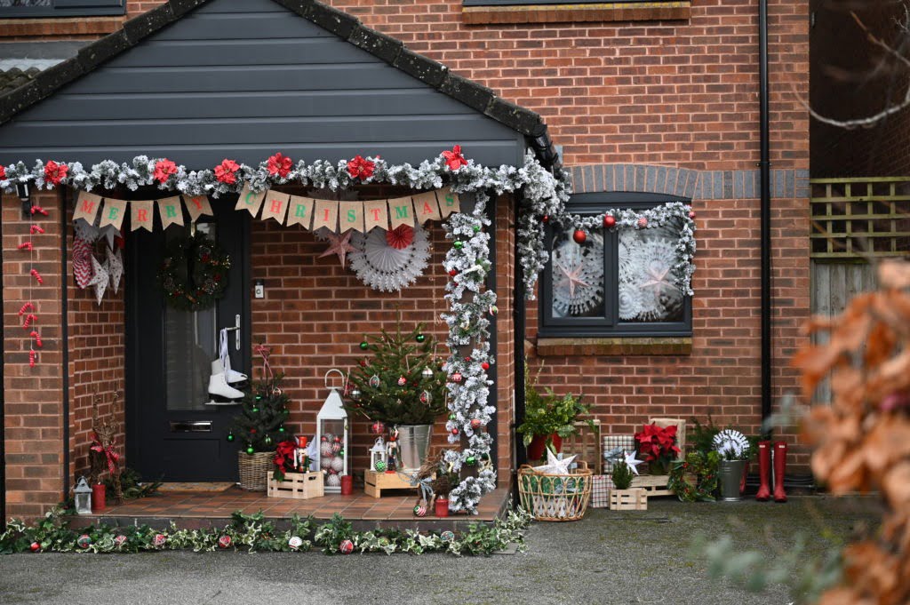 Decorating your home for the holidays? Don't forget the front of your house! I've teamed up with REHAU to show you how to decorate your windows and doors for ready for Christmas!